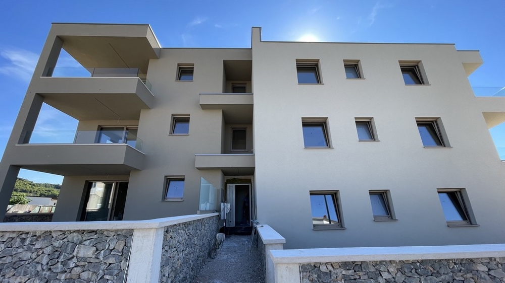 Straßenseitige Ansicht des Neubaus in Tribunj