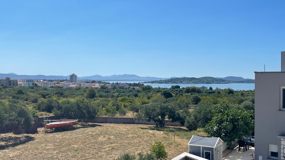 Blick von der Terrasse über Tribunj bis zum Meer