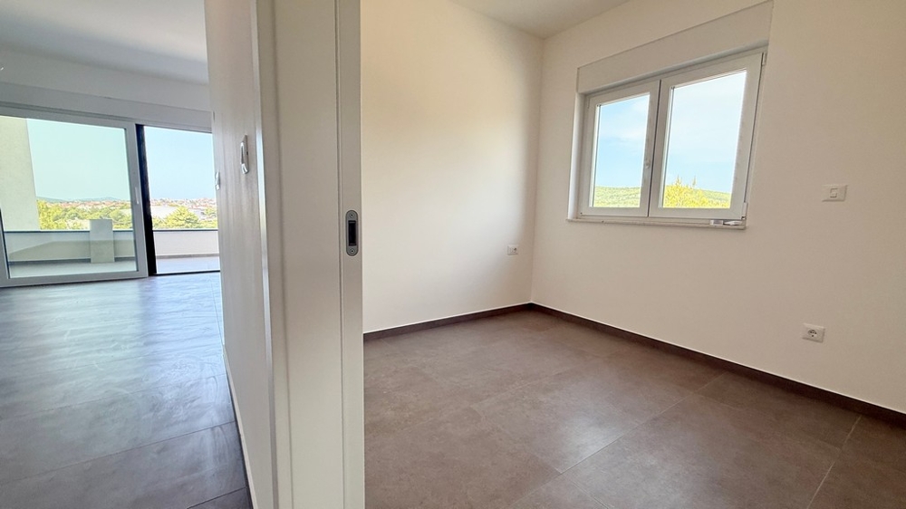 Schlafzimmer mit Blick zur Terrasse in der Wohnung A4107 in Vodice