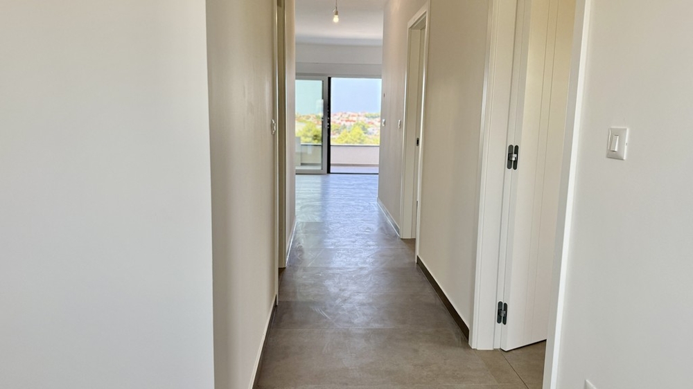 Flur mit Blick in den Wohnbereich der Maisonettewohnung A4107 Vodice