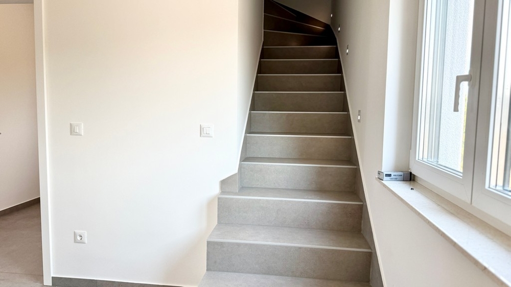 Innentreppe zur Dachterrasse in der Wohnung A4107 in Vodice