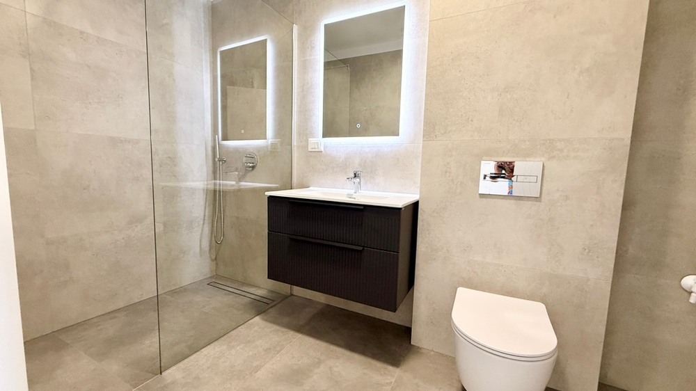 Badezimmer mit Dusche und WC in der Maisonettewohnung A4107 Vodice