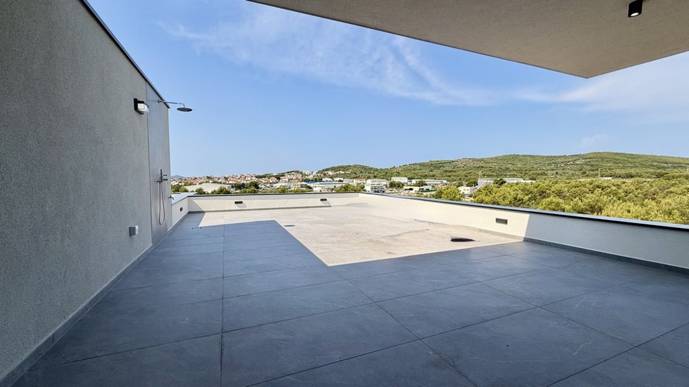 Überdachter Bereich der Dachterrasse mit Blick ins Grüne, Wohnung A4107 Vodice