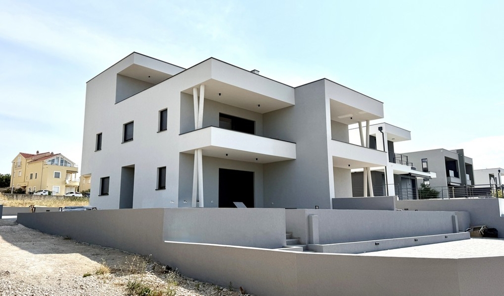 Seitliche Außenansicht des Neubaus mit Maisonettewohnung A4107 in Vodice