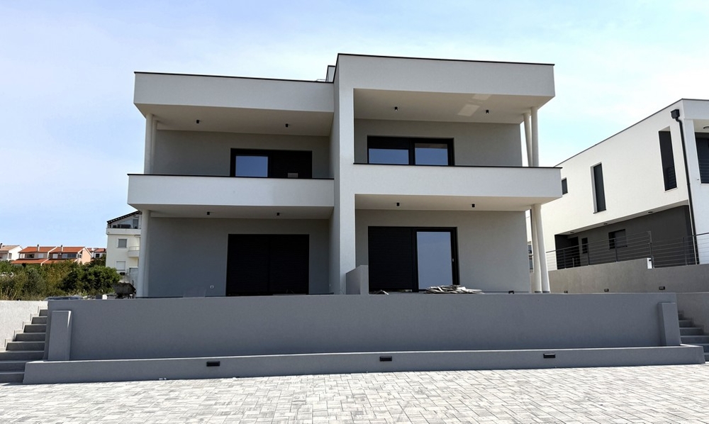 Frontansicht des Gebäudes mit überdachten Terrassen, Wohnung A4107 Vodice