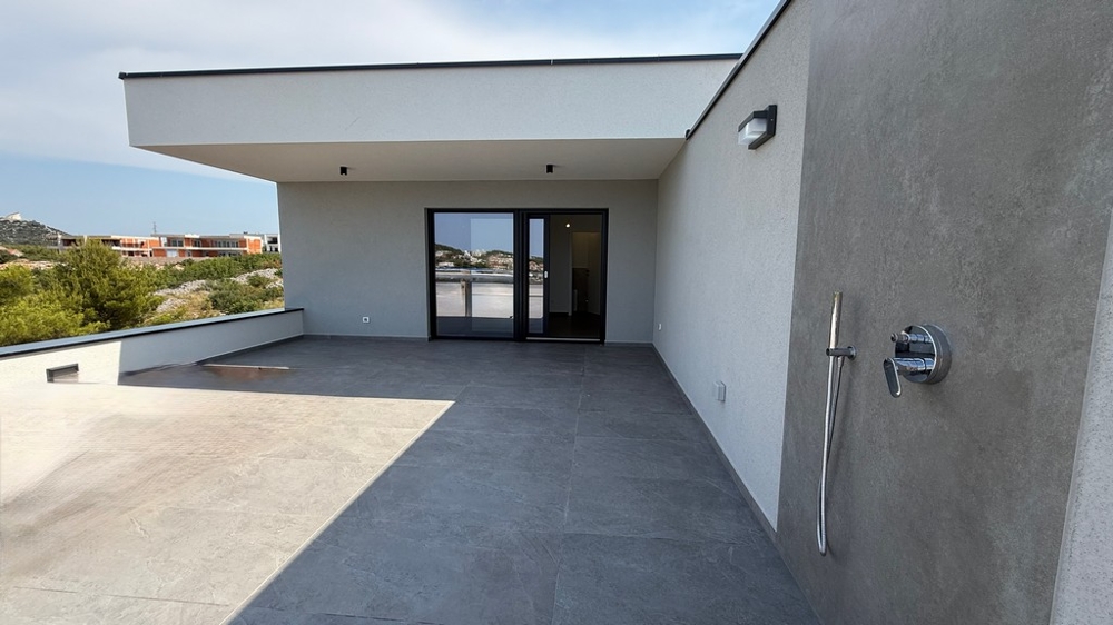 Dachterrasse mit Außendusche und Zugang zur Sommerküche, Wohnung A4107 Vodice