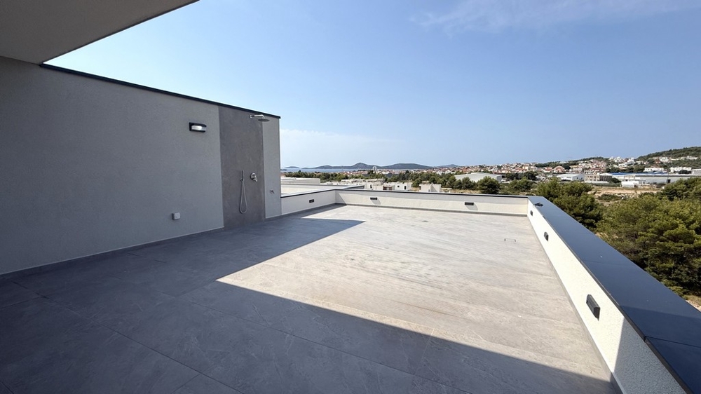 Weite Dachterrasse mit Blick über Vodice zum Meer, Wohnung A4107