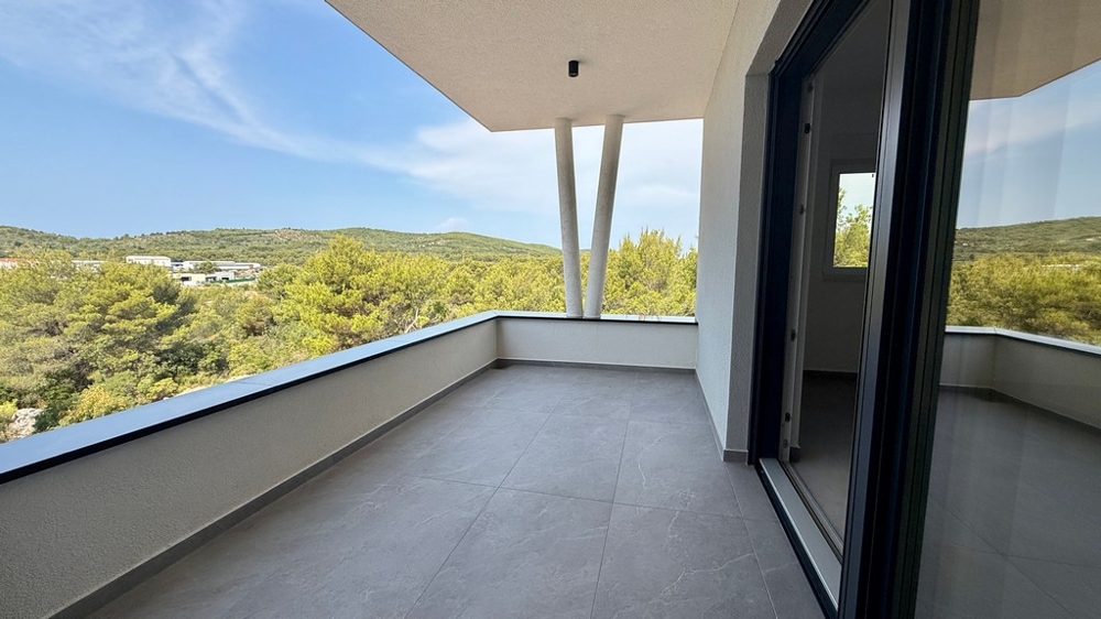 Überdachte Terrasse im ersten Obergeschoss der Wohnung A4107 in Vodice