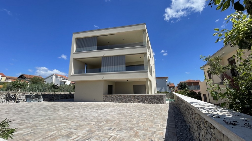 Neubau-Penthouse in Vodice, Straßenansicht des Gebäudes mit Aufzug