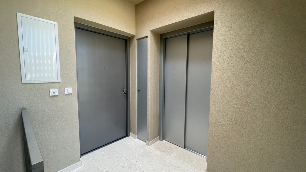 Eingangsbereich mit Aufzug im Neubau in Vodice