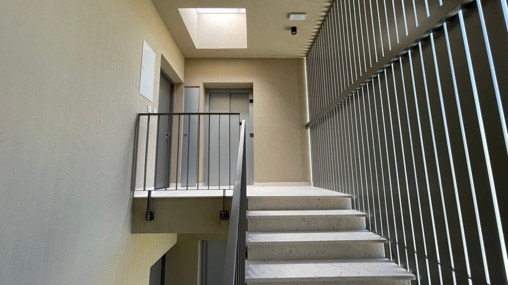 Treppenhaus des Neubaus in Vodice mit Zugang zum Penthouse