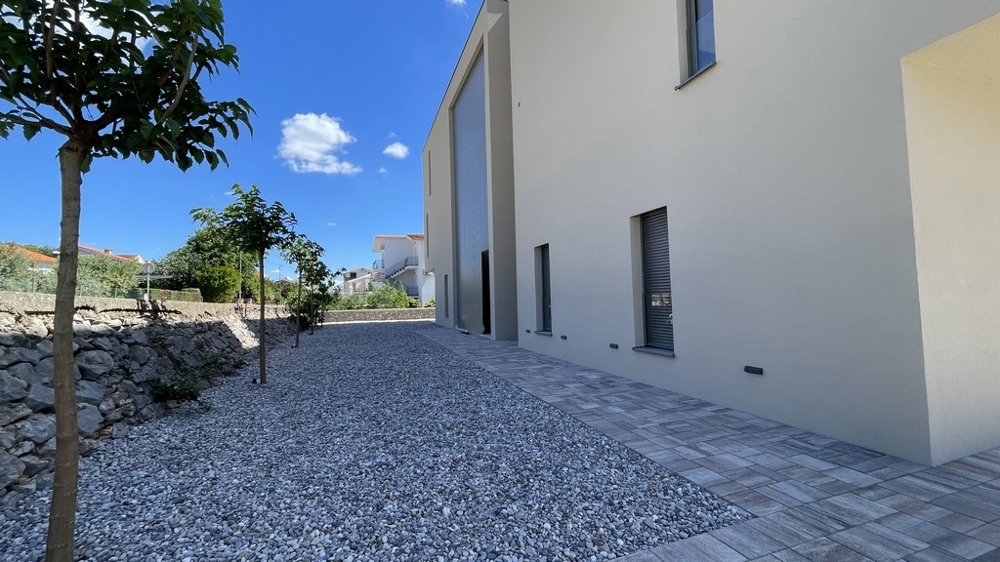 Zufahrt und Innenhof des Neubaus in Vodice mit Stellplätzen