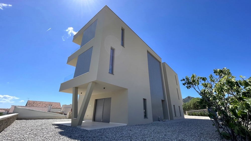 Seitenansicht des Neubaus mit Penthouse in Vodice