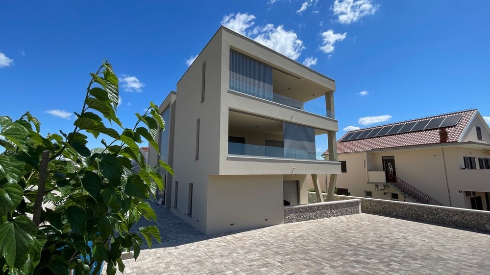 Neubau in Vodice mit Penthouse, Seitenansicht mit Terrassen