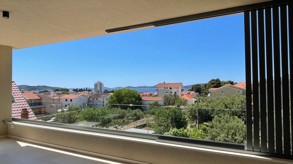 Überdachte Terrasse des Penthouses in Vodice mit Blick über die Stadt