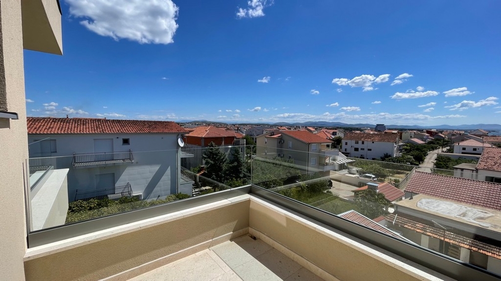 Blick von der Terrasse des Penthouses über die Dächer von Vodice