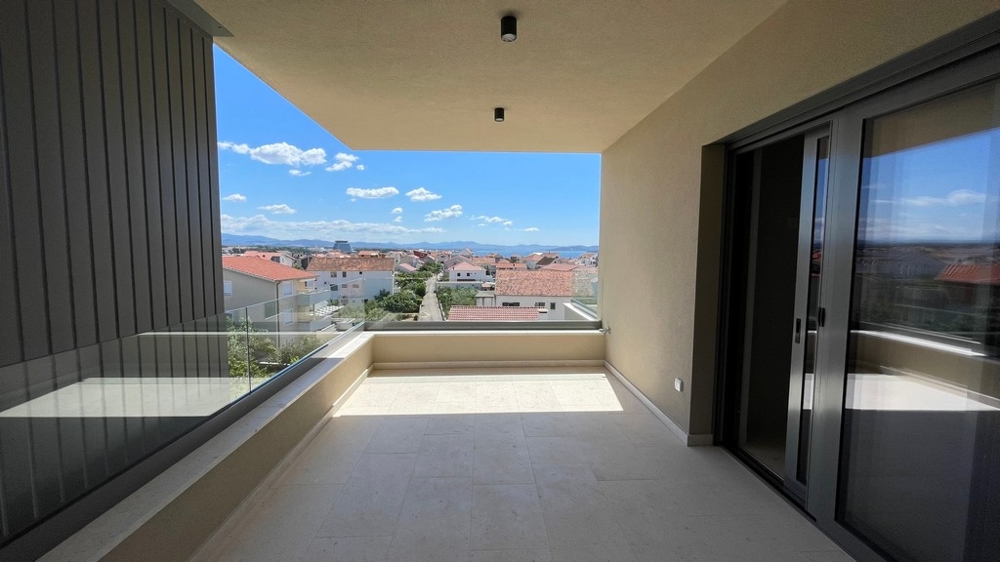 Überdachte Terrasse des Penthouses in Vodice mit Glasgeländer