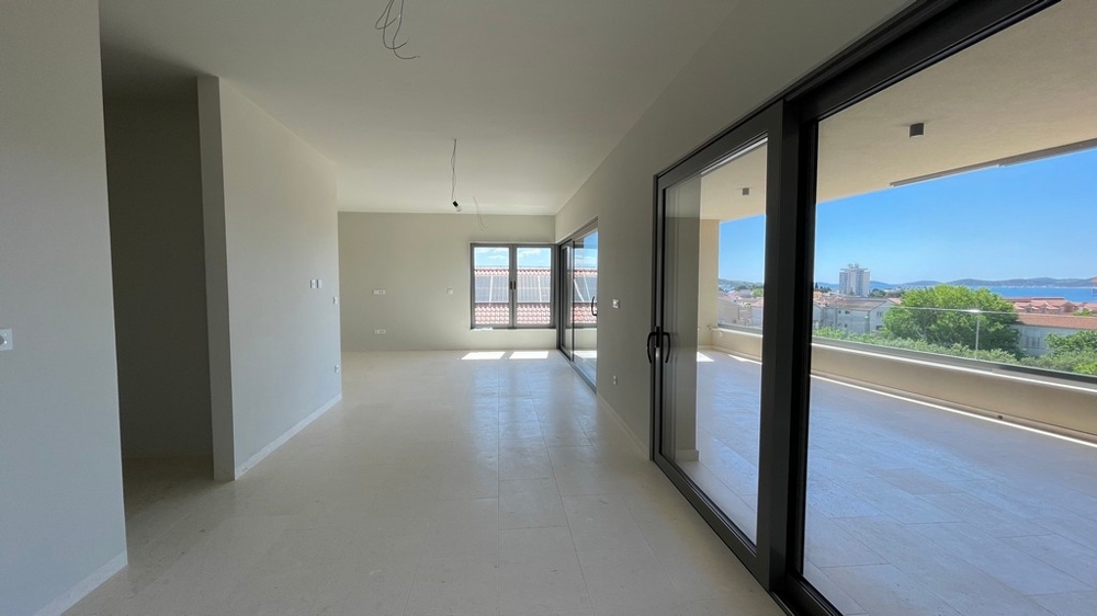 Wohnbereich des Penthouses in Vodice mit Zugang zur Terrasse