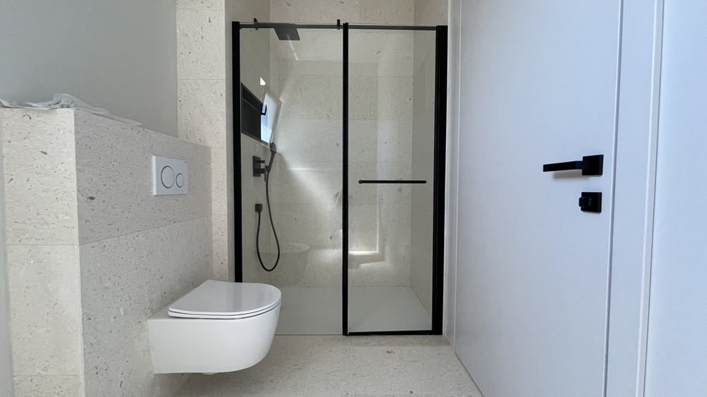 Badezimmer des Penthouses in Vodice mit Dusche und Toilette