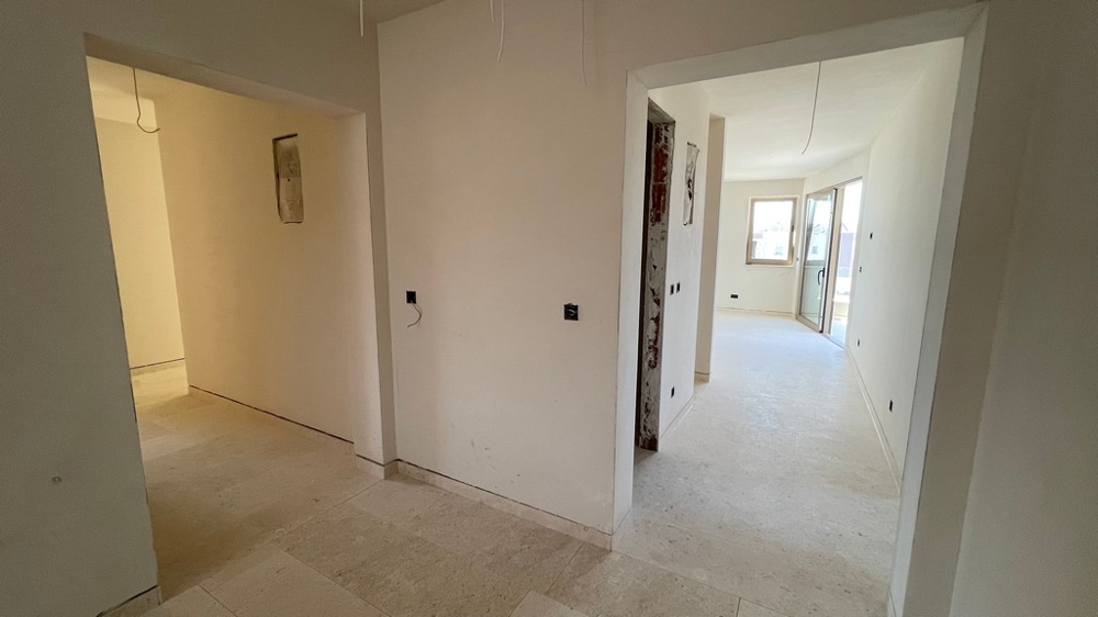 Flur und Zimmer im Rohbau, Neubauwohnung in Tribunj - A4109