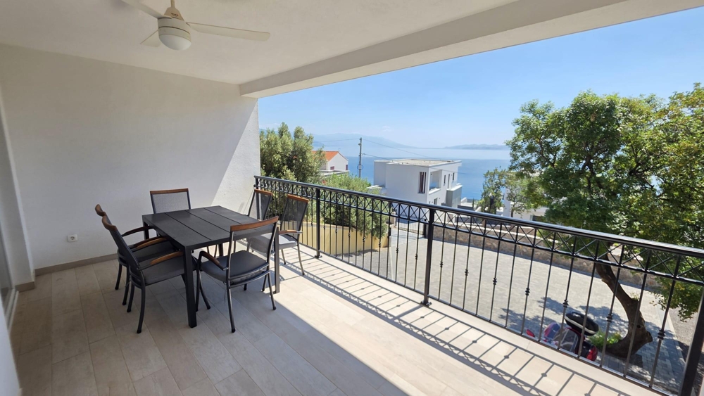 Loggia mit Esstisch und Blick auf das Meer