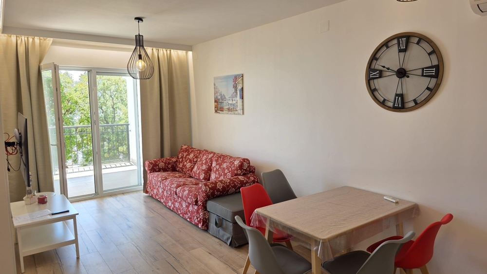 Wohnzimmer mit Sofa und Zugang zur Loggia