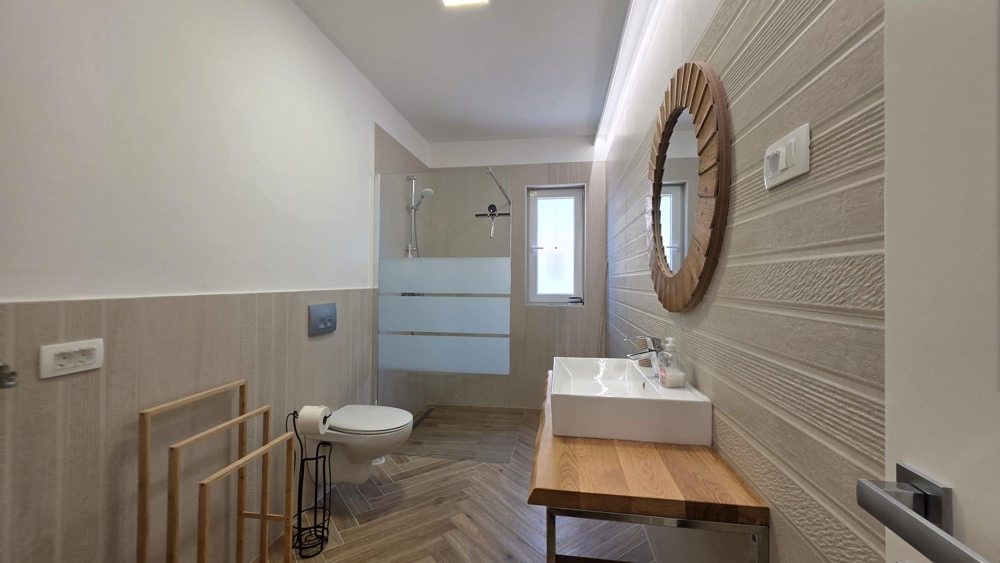 Badezimmer mit Dusche und Waschtisch