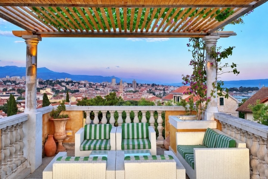 Penthouse in Split mit überdachter Dachterrasse und Blick über die Stadt
