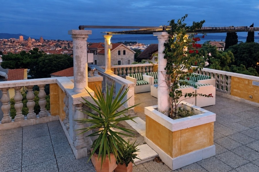 Dachterrasse des Penthouses in Split mit Pflanzen und Abendblick
