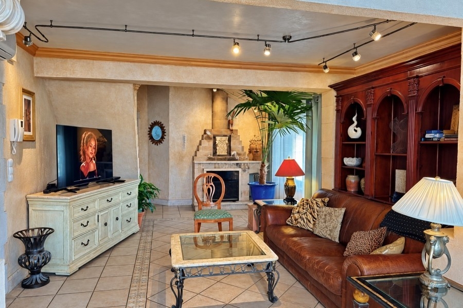 Wohnzimmer des Penthouses in Split mit Kamin und Sitzgruppe