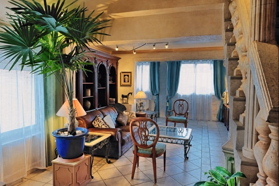 Heller Wohnbereich mit großen Fenstern im Penthouse in Split