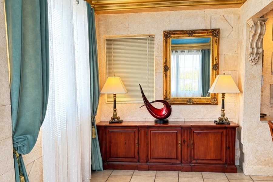 Schlafzimmer mit Kommode im Penthouse in Split