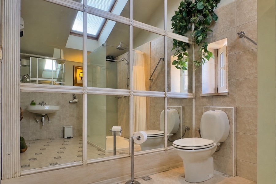 Badezimmer mit großer Dusche im Penthouse in Split