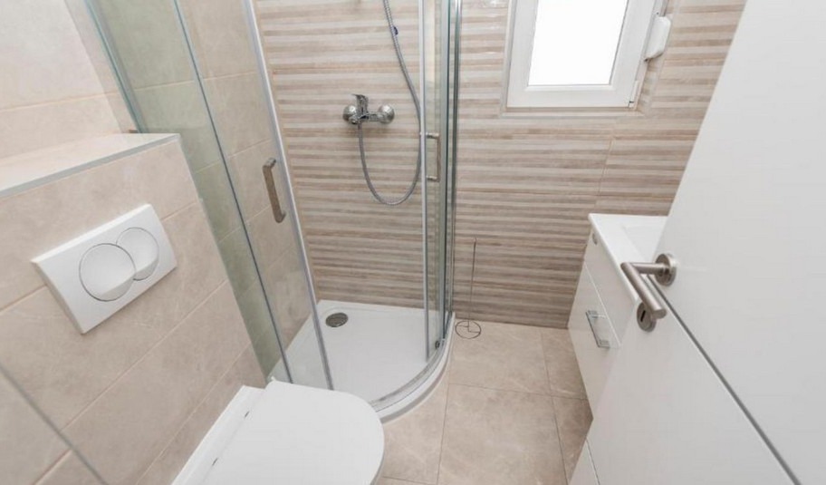 Badezimmer mit Dusche