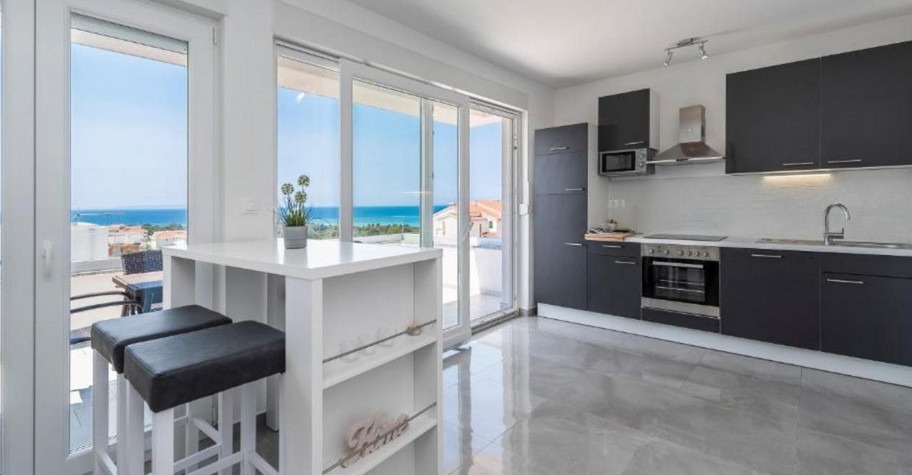 Theke und Einbauküche mit Blick auf das Meer