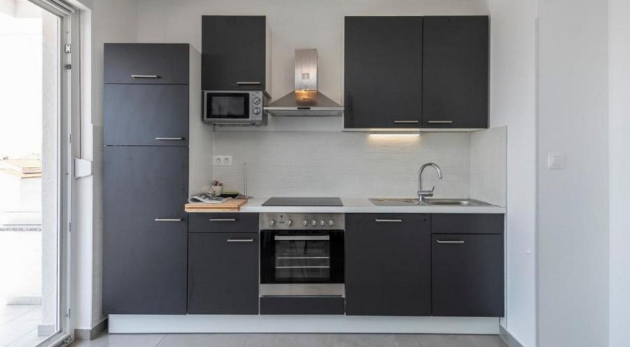Einbauküche mit Backofen und Kühlschrank