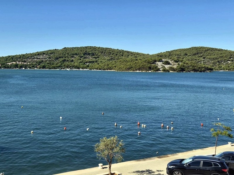 Blick über die Bucht von Tisno an einem sonnigen Tag