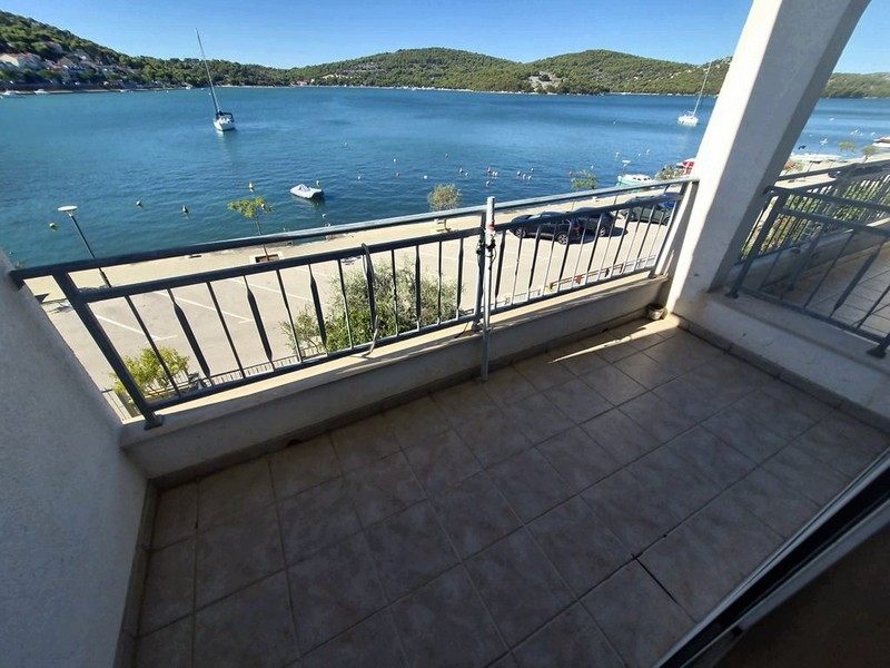 Loggia der Dachgeschosswohnung mit Meerblick in Tisno