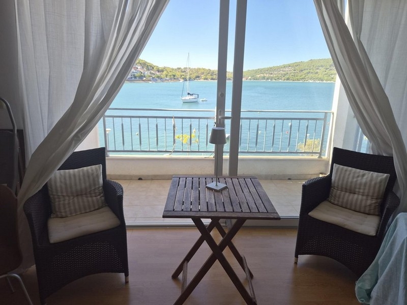 Wohnraum mit Glastüren zur Loggia und Blick aufs Meer