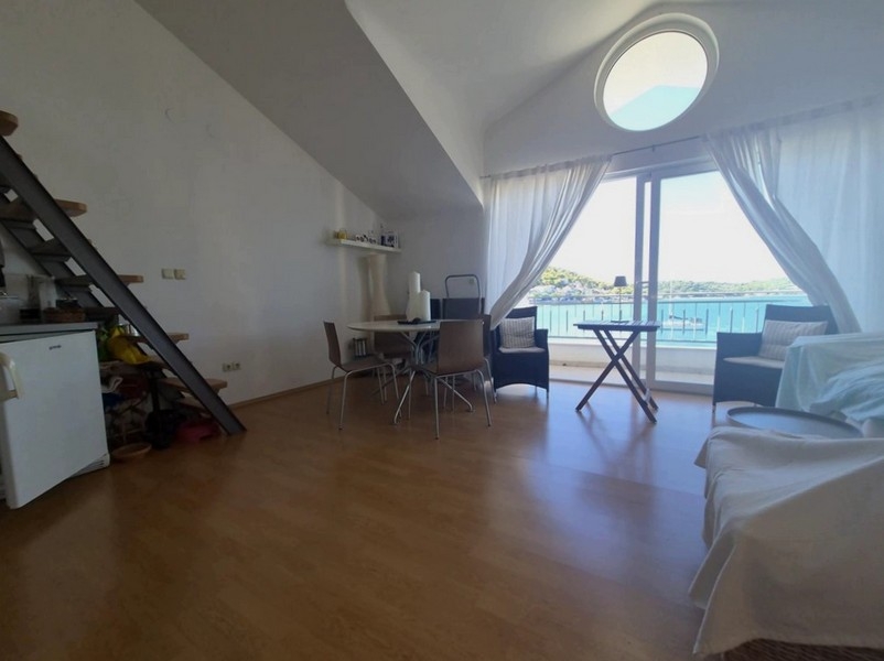 Wohnbereich mit Zugang zur Loggia in Tisno