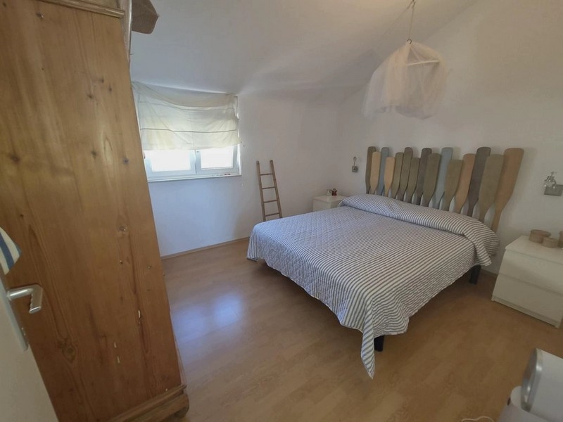 Schlafzimmer der Dachgeschosswohnung in Tisno