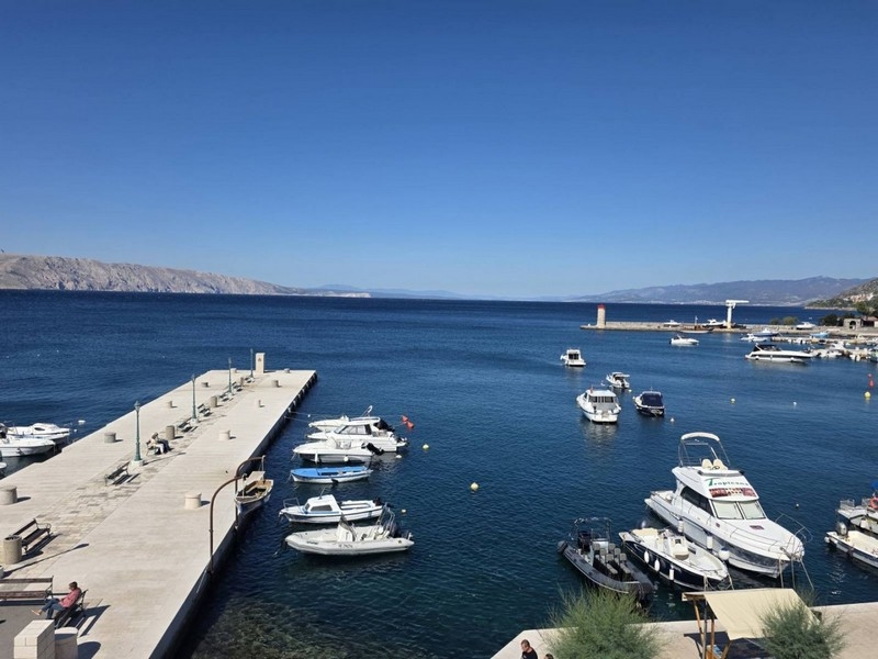 Hafen von Senj mit Booten und Blick auf die Küste