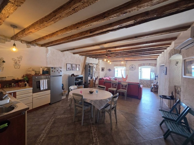 Wohn- und Essbereich mit Holzbalkendecke in der Wohnung in Senj