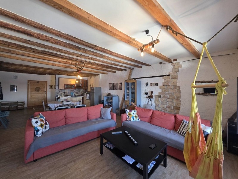 Wohnbereich mit roter Sofaecke