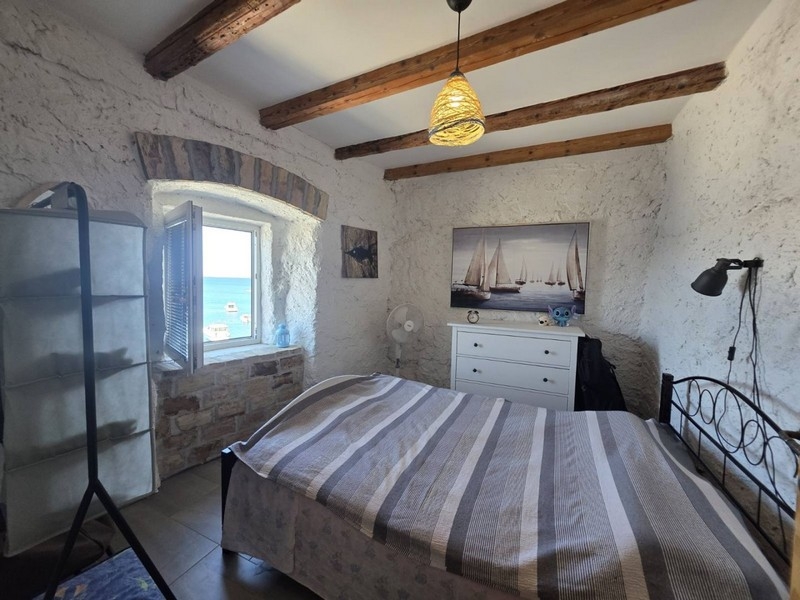Schlafzimmer mit Doppelbett und Holzbalken