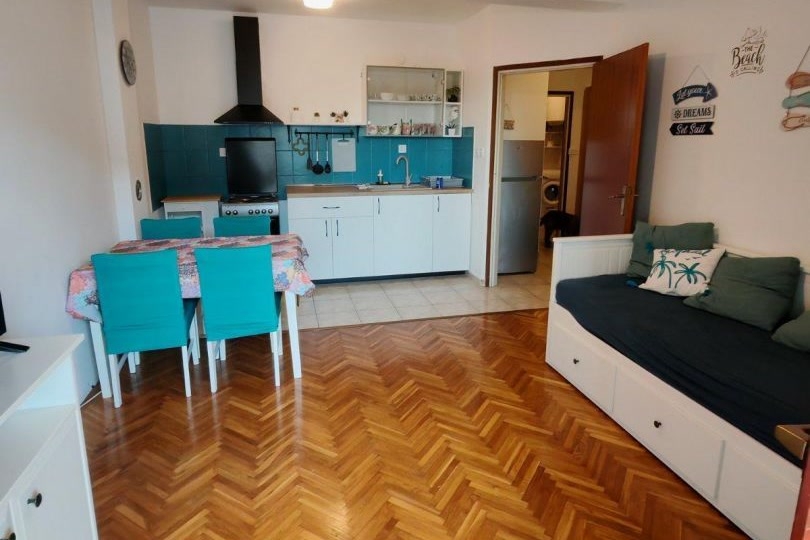 Küche und Wohnbereich der Wohnung A4115 in Novi Vinodolski