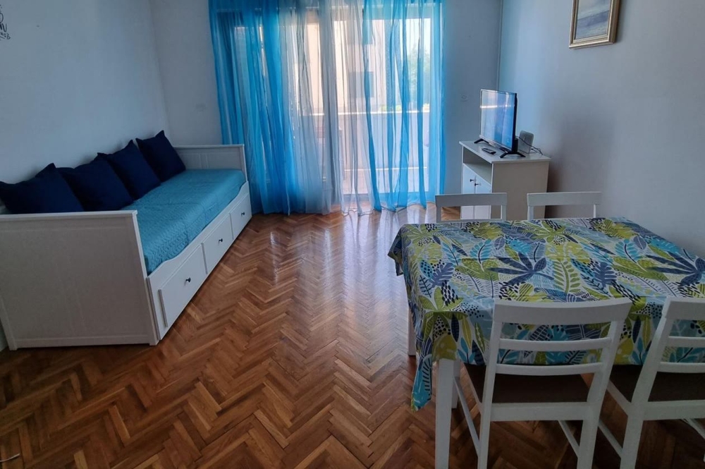 Wohnzimmer mit Sofa und Esstisch - Wohnung kaufen Kroatien A4115