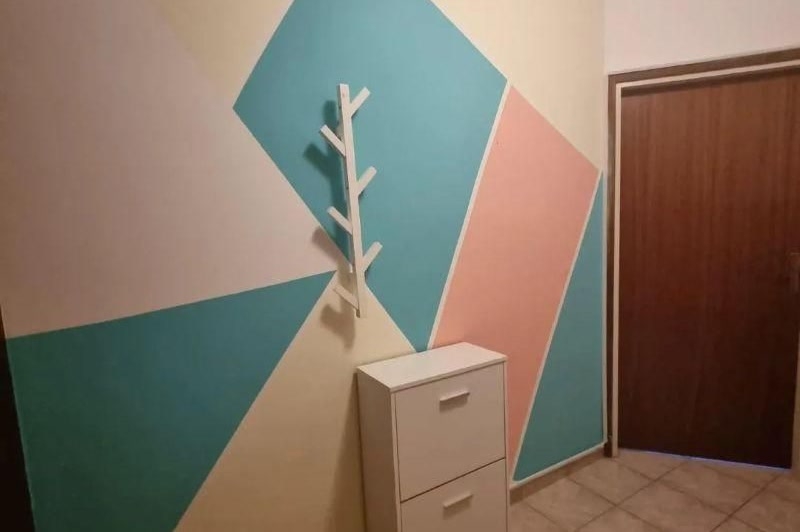 Flur mit Garderobe und Eingangstür der Wohnung A4115