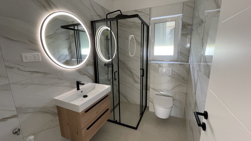Badezimmer mit Dusche in Marmoroptik, Vodice