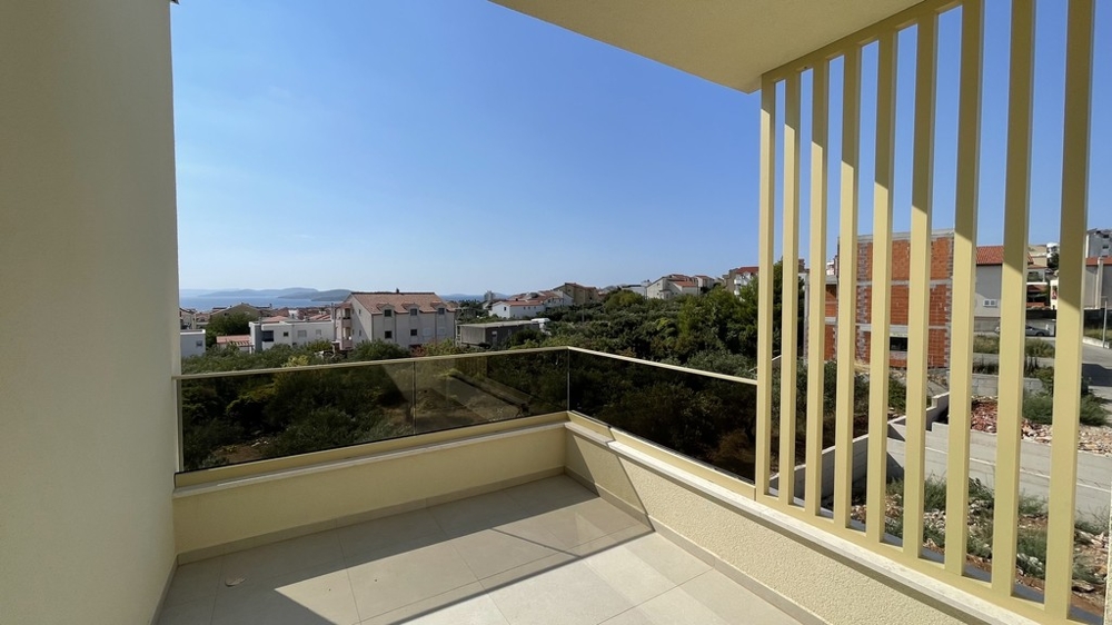Wohnhaus mit Terrassen in Vodice, seitliche Ansicht